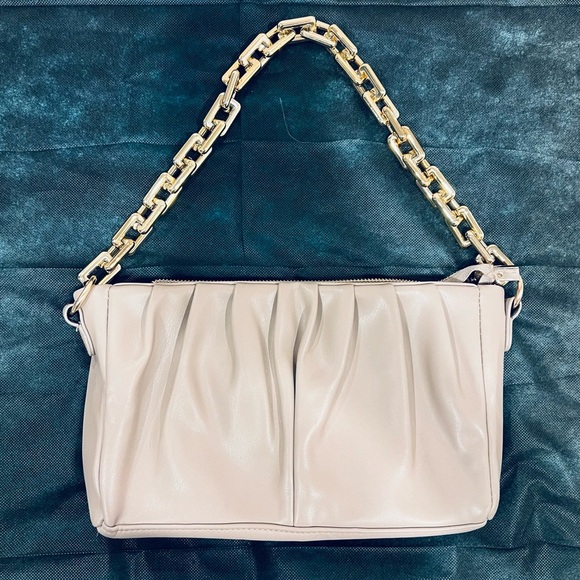 🔥Elegant Cream Shoulder Bag with Gold Chain🔥 - Picture 1 of 5